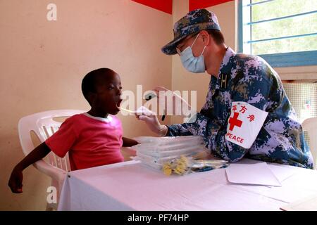 Pechino, Tanzania. Xxi Nov, 2017. Un medico dal cinese naval nave ospedale la pace Arca esamina un bambino al Kurasini Casa dei bambini a Dar es Salaam, Tanzania, nov. 21, 2017. Credito: Li Sibo/Xinhua/Alamy Live News Foto Stock