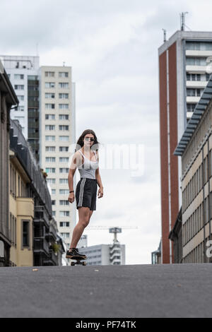 Berlino, Germania. 20 agosto 2018. Maria corse il suo skateboard su Friedrichsbrücke durante un servizio fotografico. Credito: Paolo Zinken/dpa/Alamy Live News Foto Stock