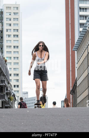 Berlino, Germania. 20 agosto 2018. Maria corse il suo skateboard su Friedrichsbrücke durante un servizio fotografico. Credito: Paolo Zinken/dpa/Alamy Live News Foto Stock