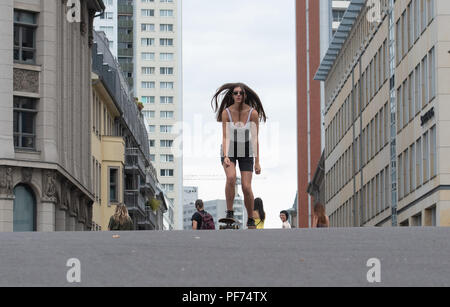 Berlino, Germania. 20 agosto 2018. Maria corse il suo skateboard su Friedrichsbrücke durante un servizio fotografico. Credito: Paolo Zinken/dpa/Alamy Live News Foto Stock