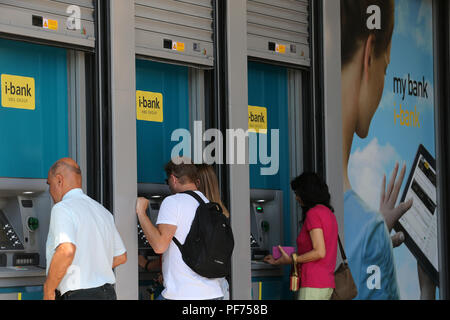 Atene, Grecia. 20 agosto 2018. Persone a stare di fronte dei distributori automatici di banconote in Atene, Grecia, 20 Agosto, 2018. La Grecia uscire il lunedì dal bailout programmi introdotti otto anni fa per evitare un collasso finanziario e ripristinare la crescita del debito-laden economia è un primo e importante passo avanti, ma nessuna ragione per celebrazioni, ex Primo Ministro greco George Papandreou Xinhua ha detto. Credito: Marios Lolos/Xinhua/Alamy Live News Foto Stock