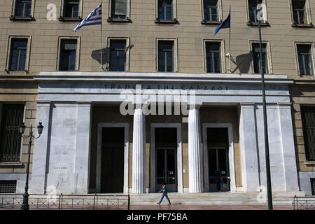 Atene, Grecia. 20 agosto 2018. Una persona cammina passato la centrale della Banca di Grecia ad Atene, Grecia, 20 Agosto, 2018. La Grecia uscire il lunedì dal bailout programmi introdotti otto anni fa per evitare un collasso finanziario e ripristinare la crescita del debito-laden economia è un primo e importante passo avanti, ma nessuna ragione per celebrazioni, ex Primo Ministro greco George Papandreou Xinhua ha detto. Credito: Marios Lolos/Xinhua/Alamy Live News Foto Stock