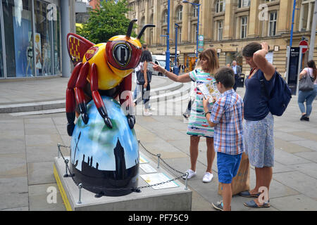 Manchester REGNO UNITO, 20 Agosto, 2018. Persone in Manchester esplora il 'Bee nella città' libera, famiglia-fun trail. Oltre 100 le api sono nel sentiero che termina il 23 settembre. Credito: Terry Waller/Alamy Live News Foto Stock