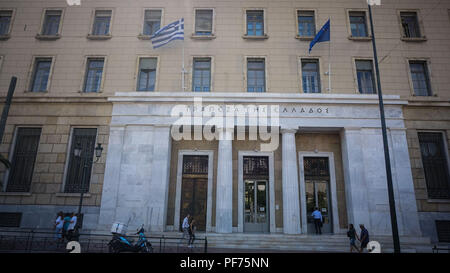 Atene, Grecia. 20 agosto 2018. Persone immettere la sede della Banca di Grecia ad Atene.20 agosto 2018 segna ufficialmente la fine del programma di salvataggio della Grecia dopo 8 anni di dure misure di austerità che influenzano la povera gente la maggior parte. L'economia si sta lentamente stabilizzando così come il tasso di disoccupazione scende al di sotto dei 20% dopo molti anni dal finical crisi iniziata nel 2008. Credito: Ioannis Alexopoulos SOPA/images/ZUMA filo/Alamy Live News Foto Stock