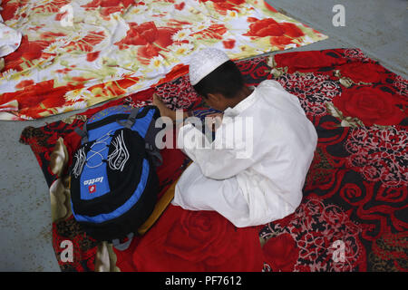 Dacca in Bangladesh. 20 agosto 2018. Un ragazzo attende su un traghetto passeggeri come il suo viaggio verso casa per celebrare l'Eid Al Adha. L'Eid Al Adha chiamato anche la "Festa del sacrificio'', è il secondo di due festività Islamiche celebrato in tutto il mondo ogni anno e considerata la più santa tra le due. Credito: MD Mehedi Hasan/ZUMA filo/Alamy Live News Foto Stock