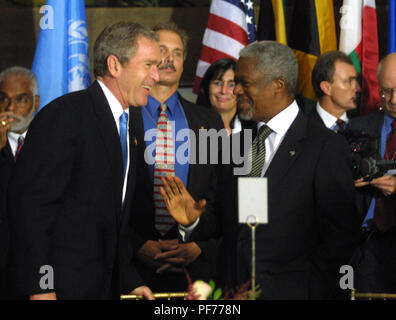 Londra, Regno Unito. 18 Agosto, 2018. Ex Segretario Generale delle Nazioni Unite Kofi Annan, il primo Africano nero a condurre le Nazioni Unite, è morto all età di 80 anni. Nella foto: Nov 10, 2001; New York, NY, STATI UNITI D'AMERICA; il Presidente degli Stati Uniti George Bush e il Segretario Generale delle Nazioni Unite Kofi Annan @ un pranzo in onore dei capi di Stato e di Governo presenti la cinquantaseiesima sessione dell Assemblea Generale @ le Nazioni Unite. Credito: Nancy Kaszerman/ZUMAPRESS.com/Alamy Live News Foto Stock