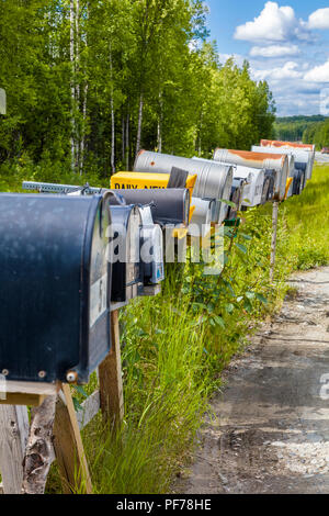 La linea di caselle di posta lungo la strada laterale Foto Stock