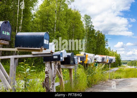 La linea di caselle di posta lungo la strada laterale Foto Stock