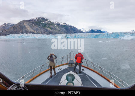 I turisti la visualizzazione di Columbia Glacier dalla parte anteriore di Lu Lu Belle glacier tour in barca in Prince William Sound vicino a Valdez Alaska Foto Stock