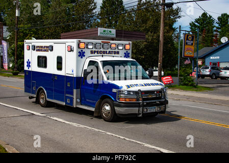 Il speculatore ambulanza racing attraverso speculatore, NY USA risponde a una situazione di emergenza con luci lampeggianti. Foto Stock