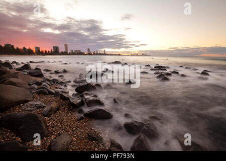 Sunset over Burleigh capi nel Queensland, in Australia. Foto Stock