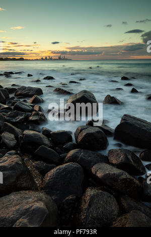 Sunset over Burleigh testine su la Gold Coast di Queensland. Foto Stock