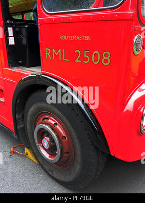 I Trasporti di Londra Routemaster 'lungo' Bus fuori a un matrimonio in Warwick Foto Stock