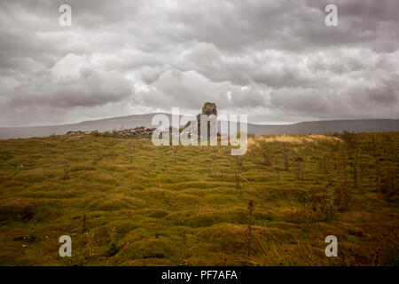 Un vecchio usurato calcare muro a secco fienile in Yorkshire Dales Foto Stock