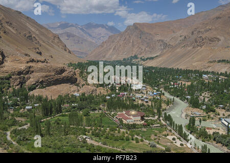 La città di Khorog visto da sopra, con l'Afghanistan in background, Tagikistan Foto Stock