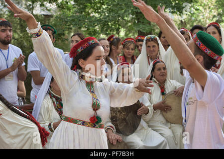 Pamiri donne che danzano al "Tetto del Mondo" festival di Khorog, Tagikistan Foto Stock