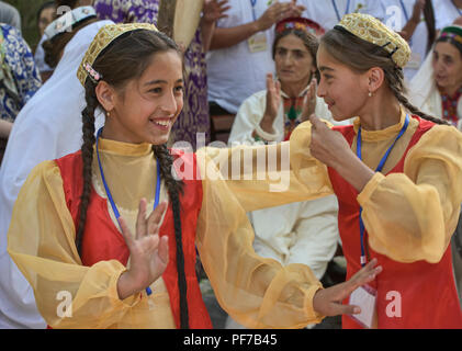 Ragazze Pamiri balli presso il "Tetto del Mondo" festival di Khorog, Tagikistan Foto Stock