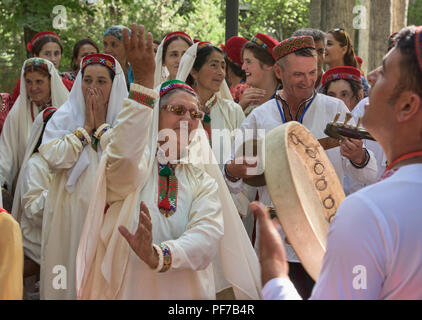 Pamiri donne che danzano al "Tetto del Mondo" festival di Khorog, Tagikistan Foto Stock