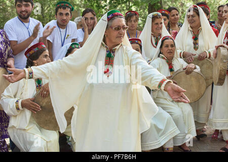 Pamiri donne che danzano al "Tetto del Mondo" festival di Khorog, Tagikistan Foto Stock