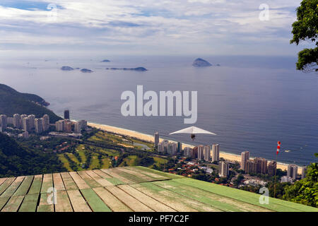 Il deltaplano su Sao Conrado Beach, a Rio de Janeiro in Brasile. Foto Stock