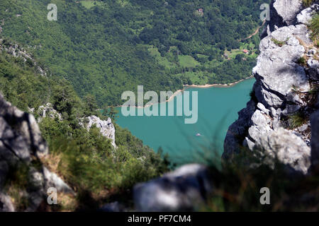 TARA National Park, Western Serbia - barca sul Lago Perucac, visto dall'altezza della montagna di Tara Foto Stock