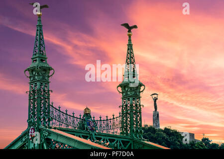 Pilastri del ponte della Libertà,noto come libertà,o anche ponte verde,con la statua della Libertà sulla collina Gellert sfondo. Foto Stock