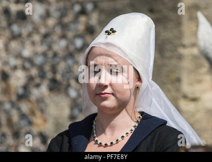 Una giovane donna in un evento vestito nel periodo tradizionale abbigliamento medievale, indossando un Hennin bianco con bianco velo, in Arundel, West Sussex, Regno Unito. Foto Stock