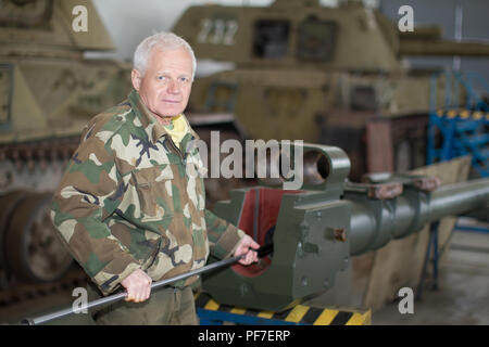 La Bielorussia, Gomel, 27 aprile 2018. Fabbrica militare.Gli interventi di riparazione e manutenzione di cisterne e di attrezzature militari Foto Stock