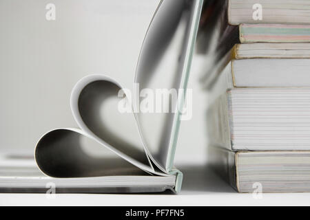 Composizione con i libri sul tavolo Foto Stock