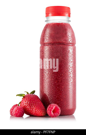 Frullato di fragole in bottiglia di plastica con frutta isolato su sfondo bianco Foto Stock
