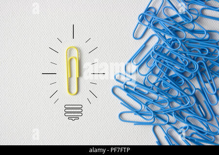 Individualità e il simbolo di un pensatore indipendente di concezione e di un nuovo concetto di leadership o individualità come un gruppo di graffetta sulla tela con una singola Foto Stock