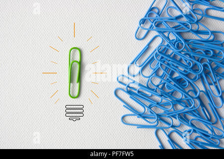 Individualità e il simbolo di un pensatore indipendente di concezione e di un nuovo concetto di leadership o individualità come un gruppo di graffetta sulla tela con una singola Foto Stock