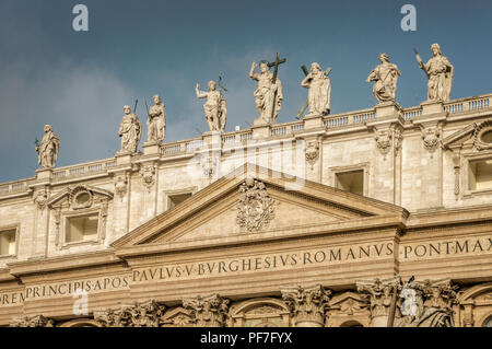 Particolare della facciata della basilica di San Pietro in Vaticano, Roma, Italia Foto Stock