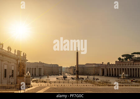 Sunrise su piazza San Pietro in Vaticano, Roma Italia Foto Stock