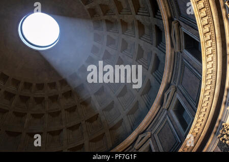 Fascio di luce nella cupola del Pantheon di Roma, Italia Foto Stock