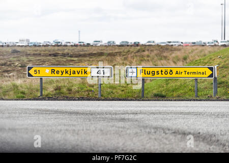 Keflavik, Islanda - 14 Giugno 2018: Aeroporto air terminal in città scandinava da Reykjavik con giallo informazioni indicazioni sull'autostrada street ro Foto Stock