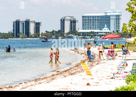 Sanibel Island, Stati Uniti d'America - 29 Aprile 2018: Causeway spiaggia con molte persone, turisti, folla, affollata costa, costa, sedie durante la giornata di sole Foto Stock