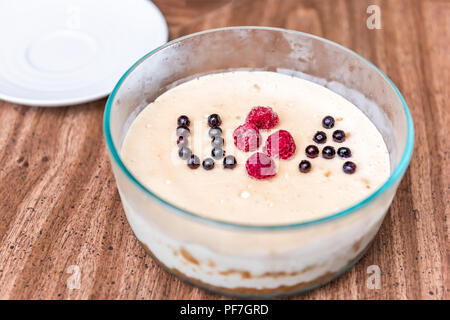 Macro closeup di tre livelli di vaniglia luce d'oro bianco giallo spugna di crema torta di nozze con rose fiori decorazione su supporto lucido, artificiali col Foto Stock