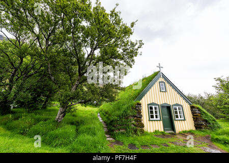 Hof, Islanda - 15 Giugno 2018: ultima chiesa che fu costruito in tradizionale stile del fondo erboso, Hofskirkja, costruzione tetto esterno ricoperto di erba verde Foto Stock