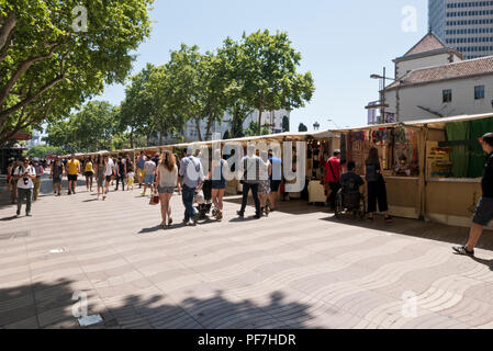 La gente a piedi lungo la strada conosciuta come La Rambla, Barcelona, Spagna Foto Stock
