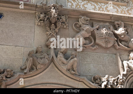 Sculture in pietra di animali e persone sul muro esterno della Casa Amatller, Barcellona, Spagna Foto Stock