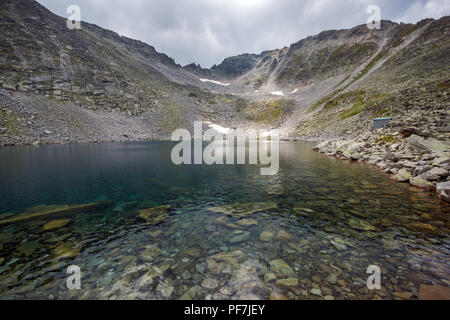 Paesaggio con montagna Rila, Ledenoto (ghiaccio) il lago e il Musala picco, Bulgaria Foto Stock