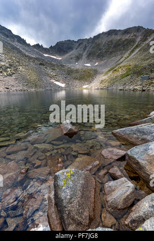 Paesaggio con montagna Rila, Ledenoto (ghiaccio) il lago e il Musala picco, Bulgaria Foto Stock