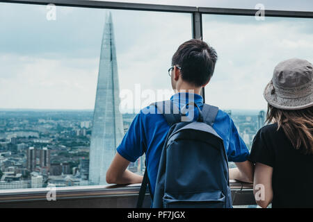 London, Regno Unito - 24 Giugno 2018: vista posteriore di persone in piedi su un open air balcone in Sky Garden, Londra, guardando il coccio. Sky Garden, la massima p Foto Stock