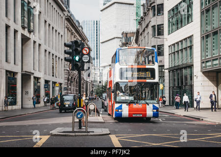 London, Regno Unito - 24 Luglio 2018: l'originale tour bus dipinta come Unione Jack su una strada della città di Londra, London Il famoso quartiere finanziario. Foto Stock