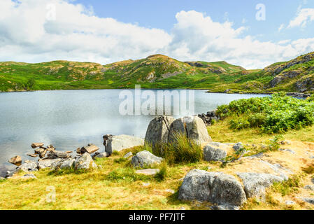 Blea Tarn su mori sopra Eskdale nel western fells del Distretto del Lago Foto Stock