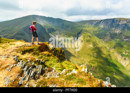 Walkers vicino al vertice di alta Spy nel distretto del lago, anguilla sopra dirupi, con Dale Head direttamente dietro la figura e Hindscarth sulla destra Foto Stock