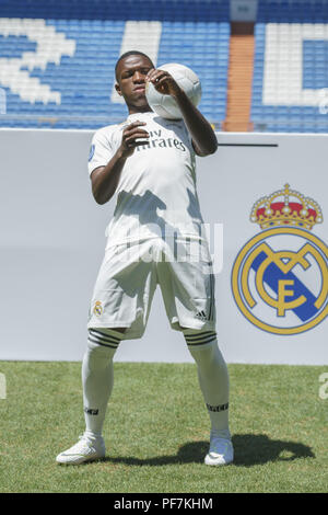 Il Real Madrid è di nuovo in avanti brasiliano Vinicius Junior durante la sua presentazione ufficiale al Santiago Bernabeu Stadium in Spagna a Madrid con: Vinicius Junior dove: Madrid, Spagna Quando: 20 lug 2018 Credit: Oscar Gonzalez/WENN.com Foto Stock