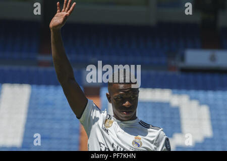 Il Real Madrid è di nuovo in avanti brasiliano Vinicius Junior durante la sua presentazione ufficiale al Santiago Bernabeu Stadium in Spagna a Madrid con: Vinicius Junior dove: Madrid, Spagna Quando: 20 lug 2018 Credit: Oscar Gonzalez/WENN.com Foto Stock