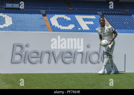 Il Real Madrid è di nuovo in avanti brasiliano Vinicius Junior durante la sua presentazione ufficiale al Santiago Bernabeu Stadium in Spagna a Madrid con: Vinicius Junior dove: Madrid, Spagna Quando: 20 lug 2018 Credit: Oscar Gonzalez/WENN.com Foto Stock